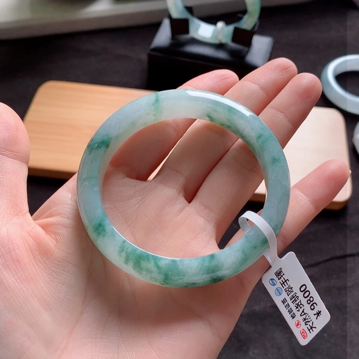 翡翠手镯未镶嵌手镯