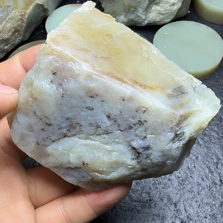 和田玉（糖玉）未镶嵌珠宝奇石