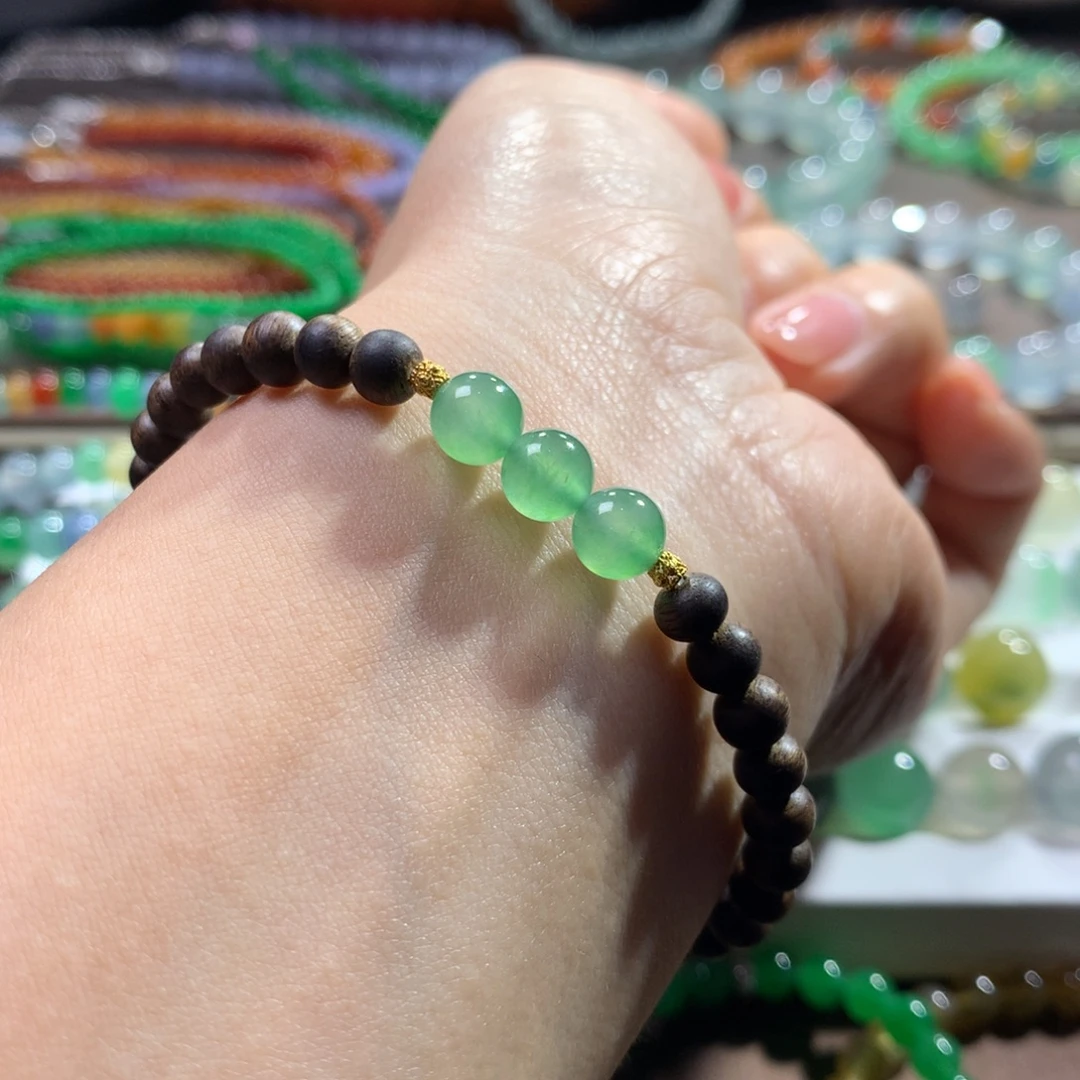 翡翠未镶嵌手链木那冰葡萄绿卡。6.6