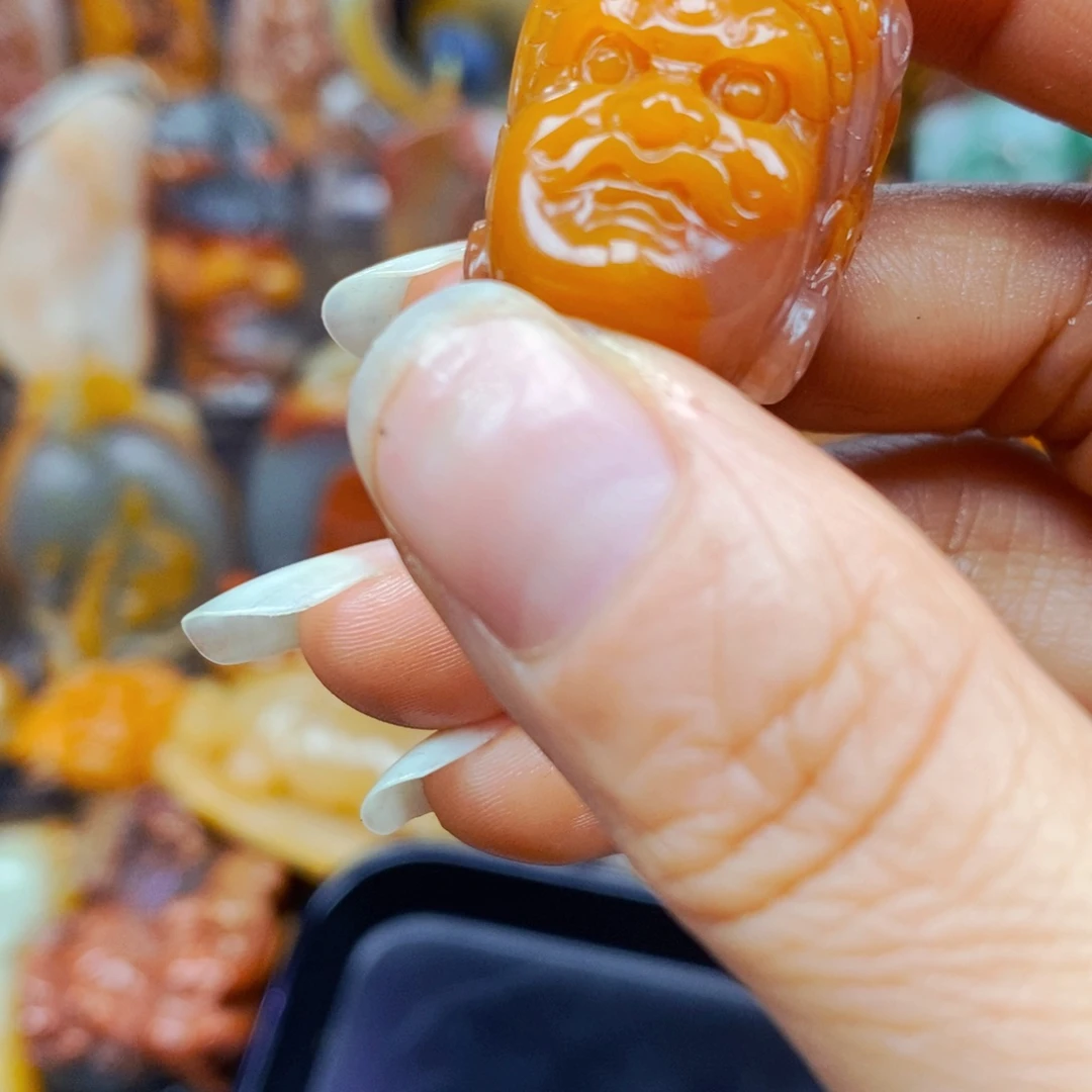 石英质玉（黄龙玉）未镶嵌颈饰