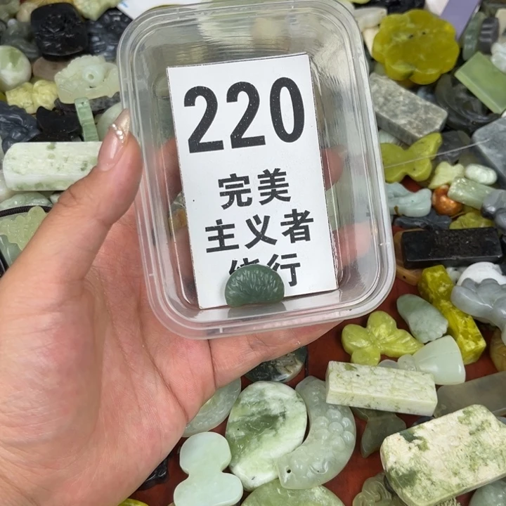 蛇纹石玉足银镀金镶嵌颈饰