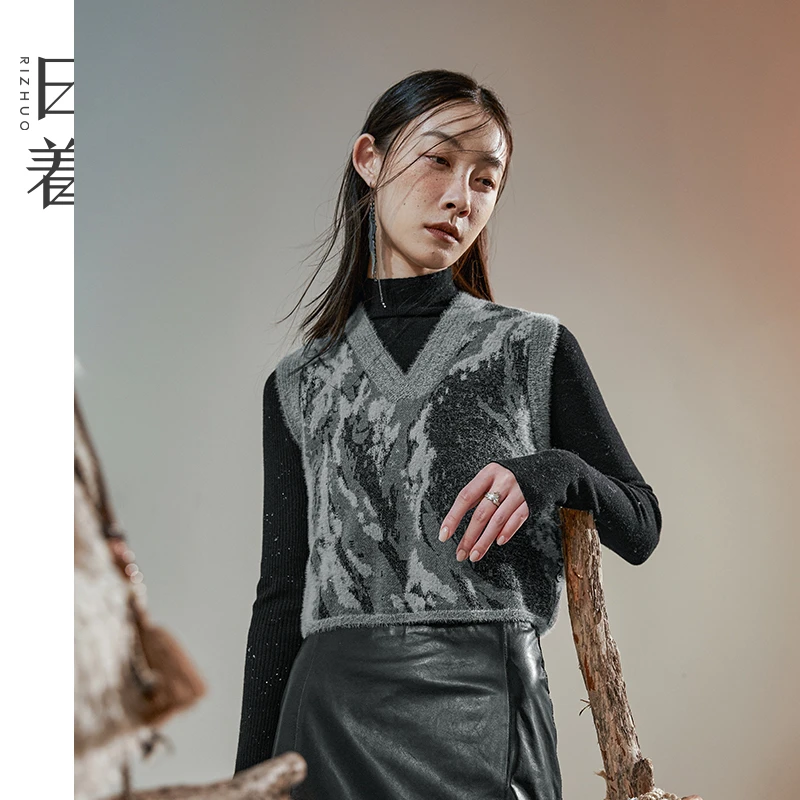 日着寻径无袖针织马甲2025年秋季新款V领洋气短款上衣女RD8385M2