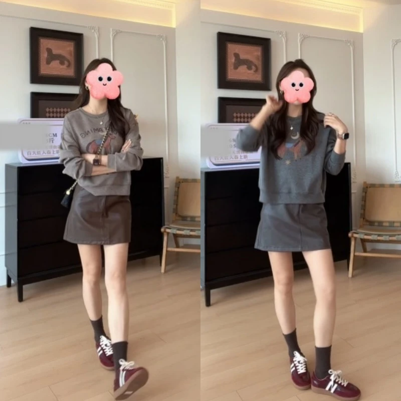 秋季刺绣小马印花圆领卫衣+休闲时尚百搭皮裤裙LK2505950