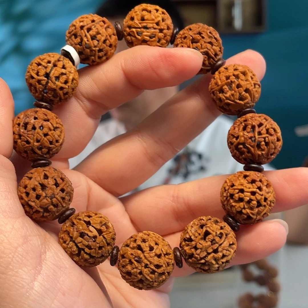 山桃核细密工顶级核雕作品