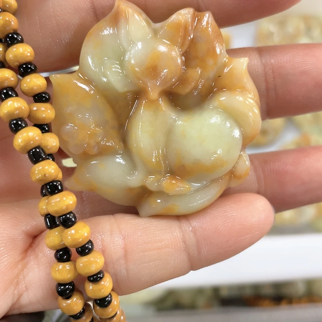 蛇纹石玉颈饰合金
