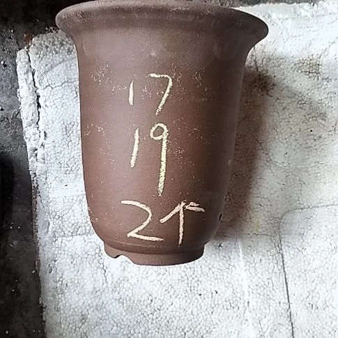 小金钟两个紫砂花盆