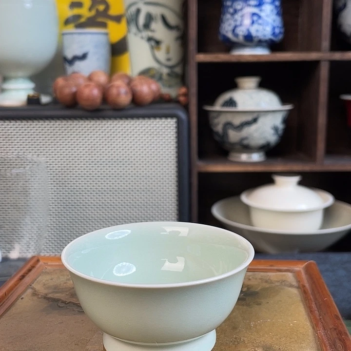 青釉刻花云纹宽足主人杯