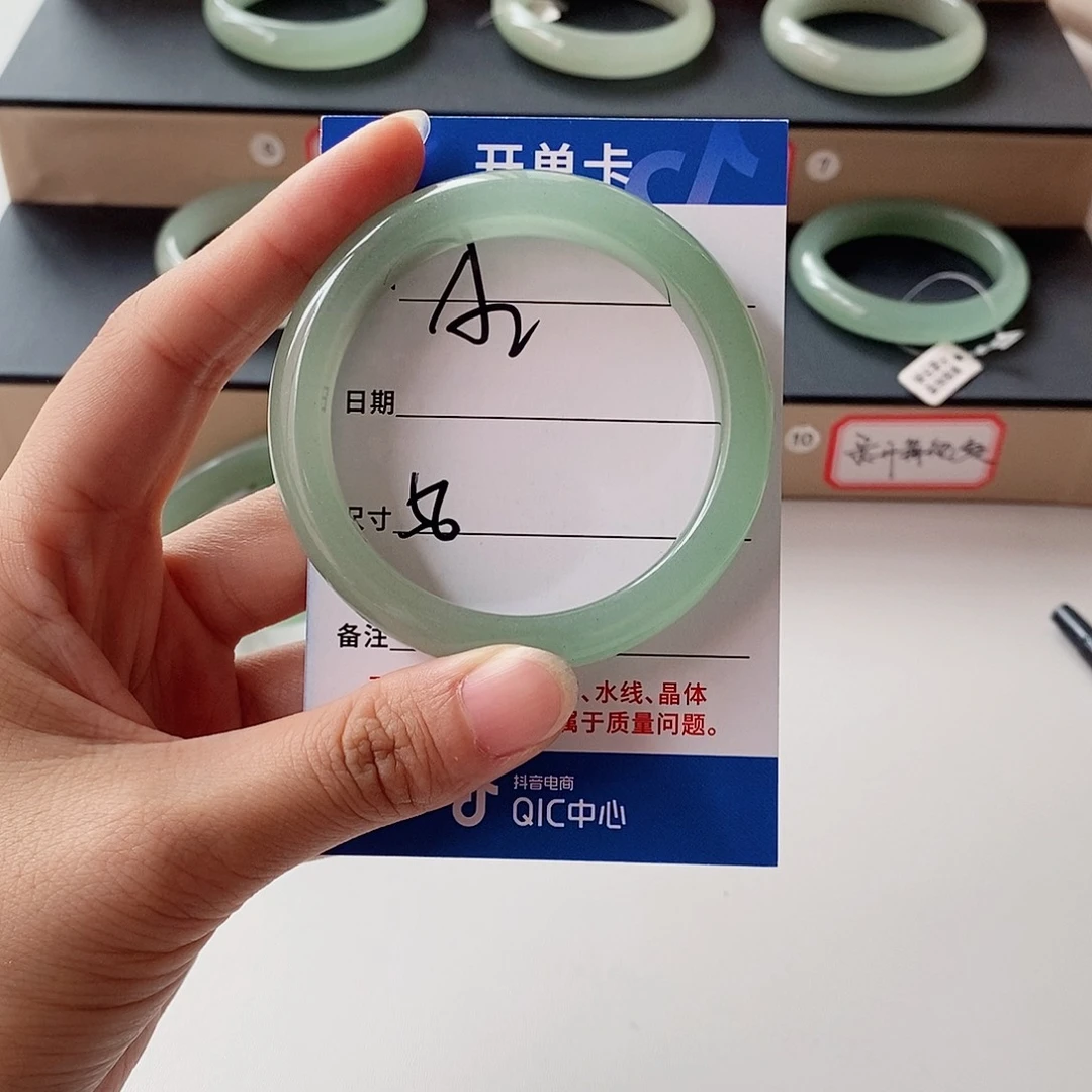 圆***儿石英质玉未镶嵌手镯
