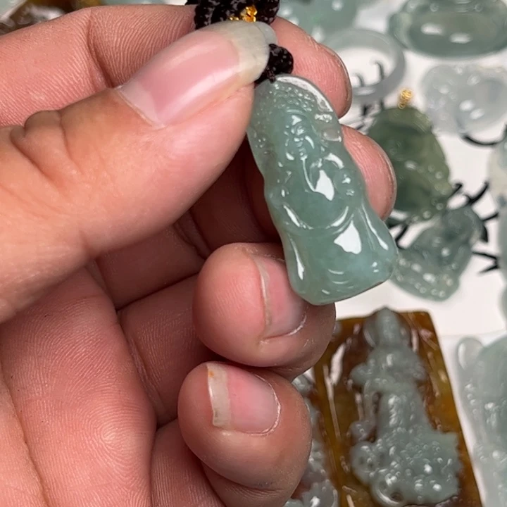 翡翠未镶嵌颈饰财神