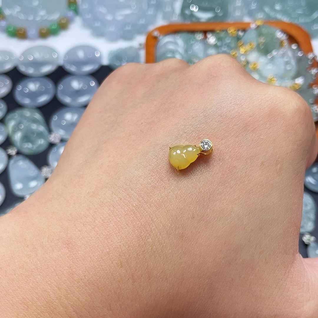 颈饰18K金镶嵌翡翠