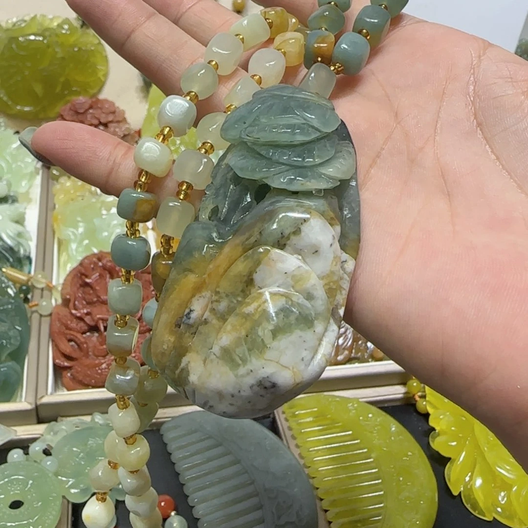 未镶嵌蛇纹石玉吊坠六**尘