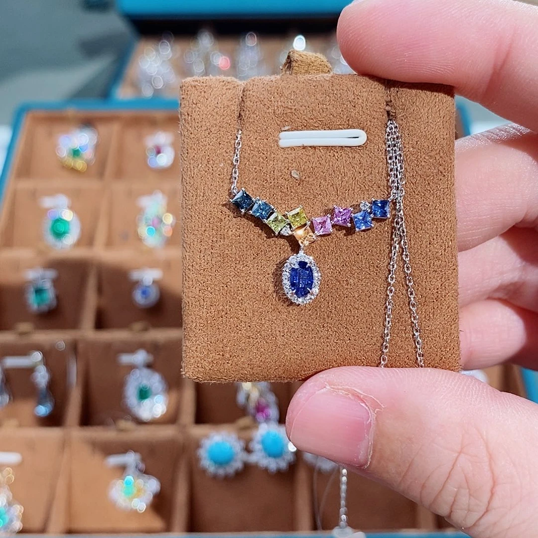 颈饰18K金镶嵌蓝宝石