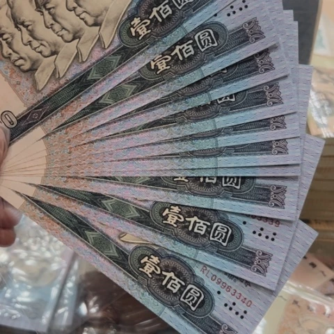塑料这么些人在外面吃东西呢