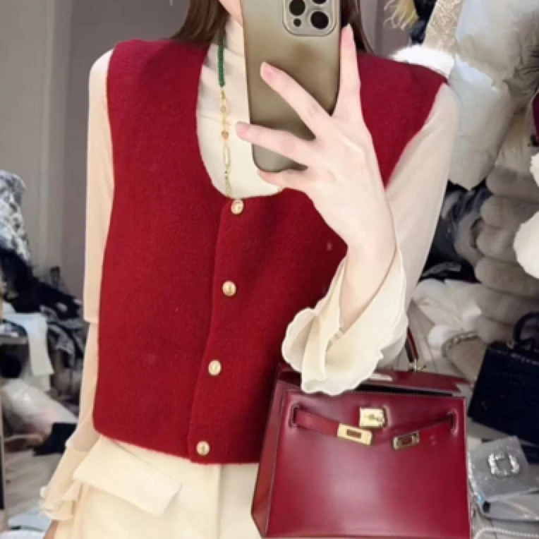 1200精致叠穿.金扣U领短款毛衣马甲