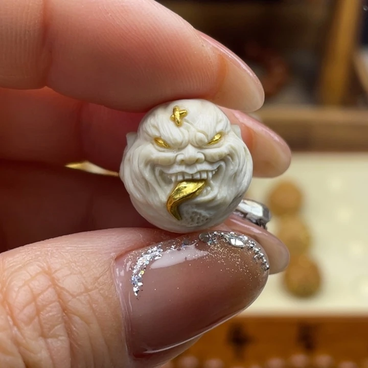猴头核桃吊坠舔僧镶嵌24k