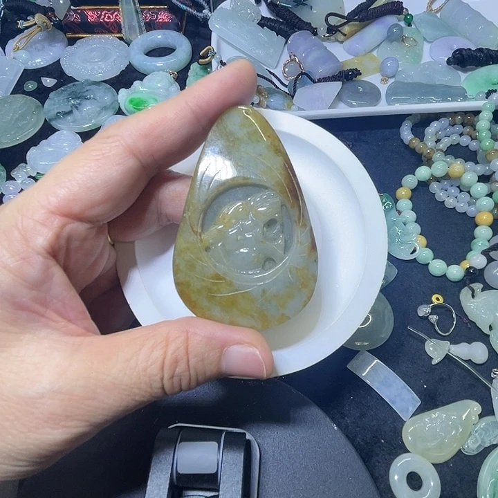 翡翠未镶嵌颈饰虎吊坠