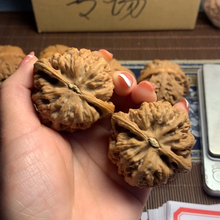 吊坠文玩核桃商****影粗筋