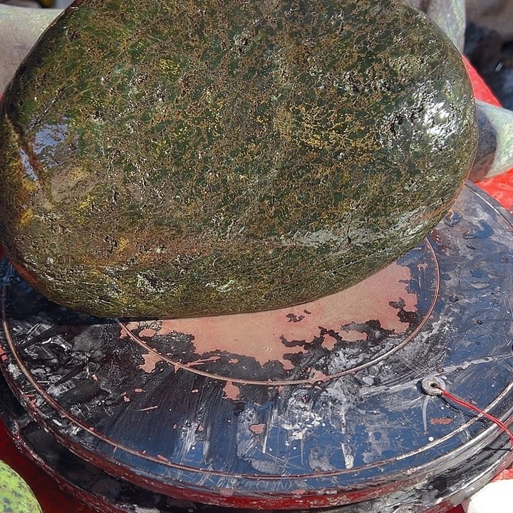 用***4蛇纹石玉足银镶嵌藏玉药王石精美摆件