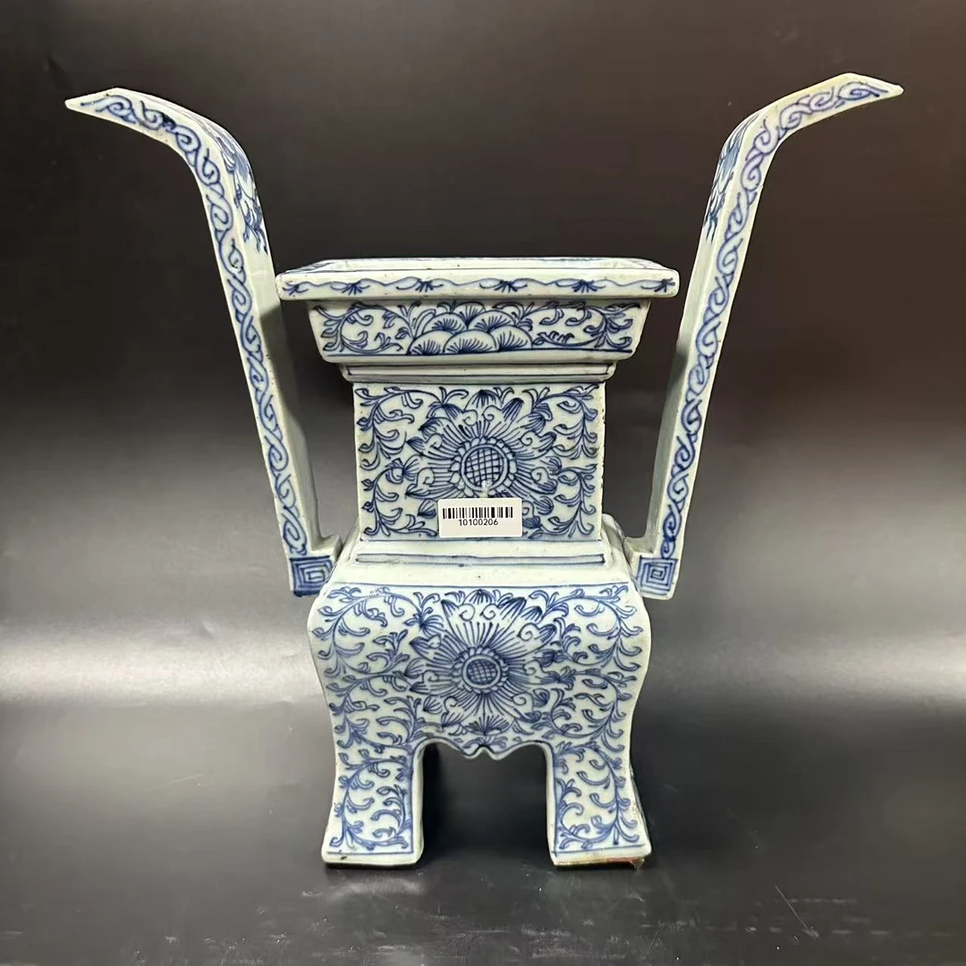 DS275 清嘉庆 青花缠枝莲鼎式炉 宽13cm 高17.5cm