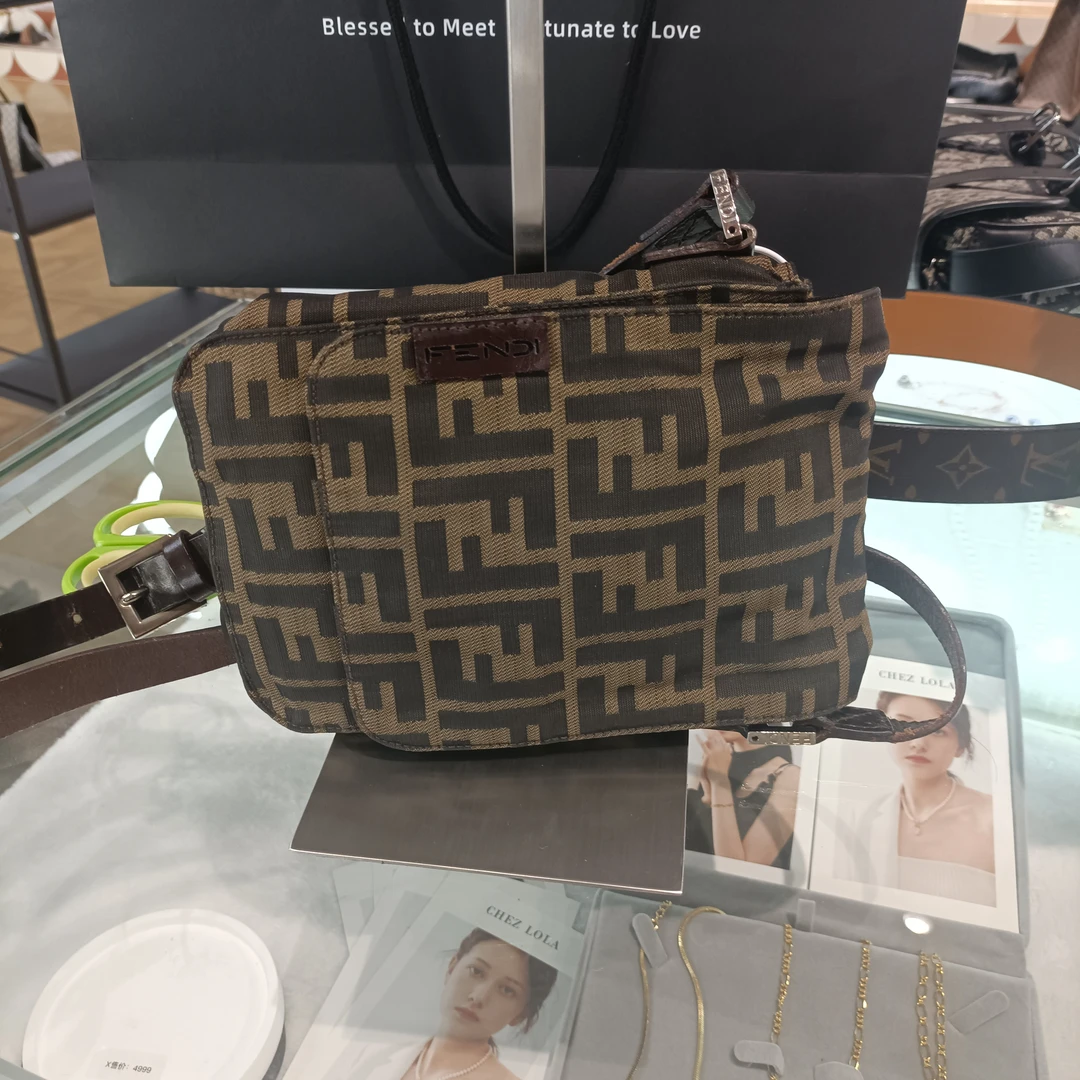 95新 FENDI/芬迪 单肩斜挎相机包简约设计轻便实用v