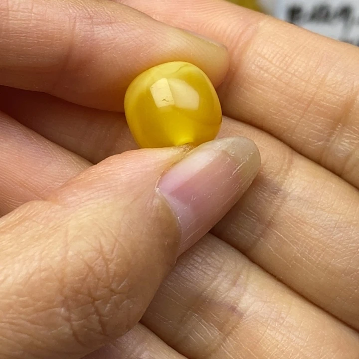 小***朵蜜蜡未镶嵌裸石瑕疵，小沙眼坑