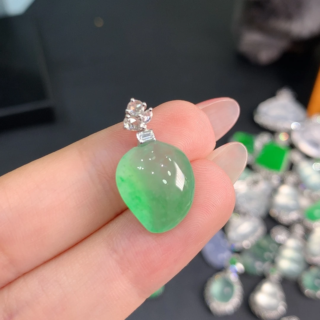 翡翠18K金镶嵌颈饰木那绿桃子