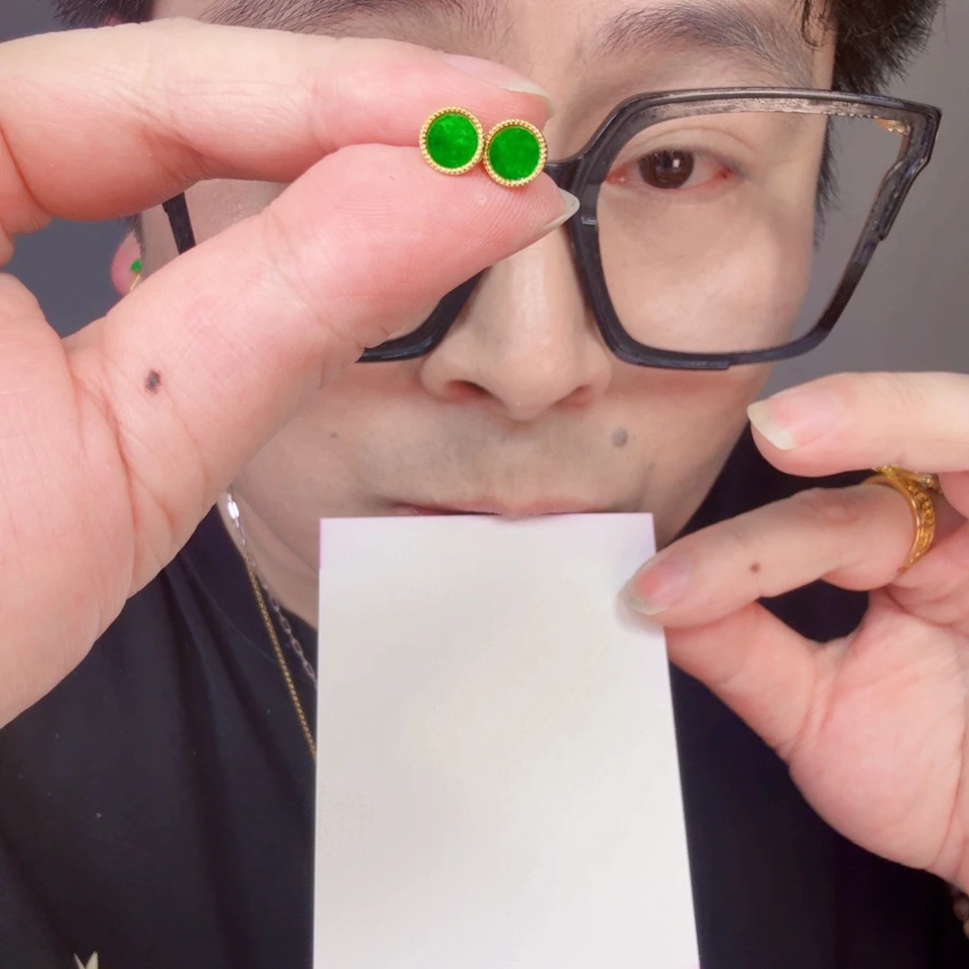 翡翠未镶嵌颈饰一对