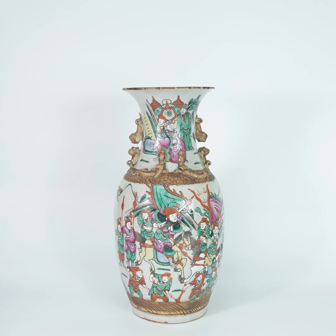 LGG251205032【十竹斋】清中期刀马人物堆瓷五彩哥釉出戟赏瓶