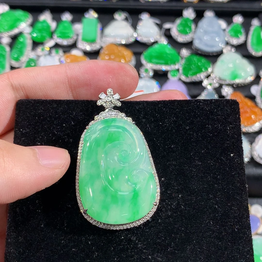 翡翠18K金镶嵌颈饰