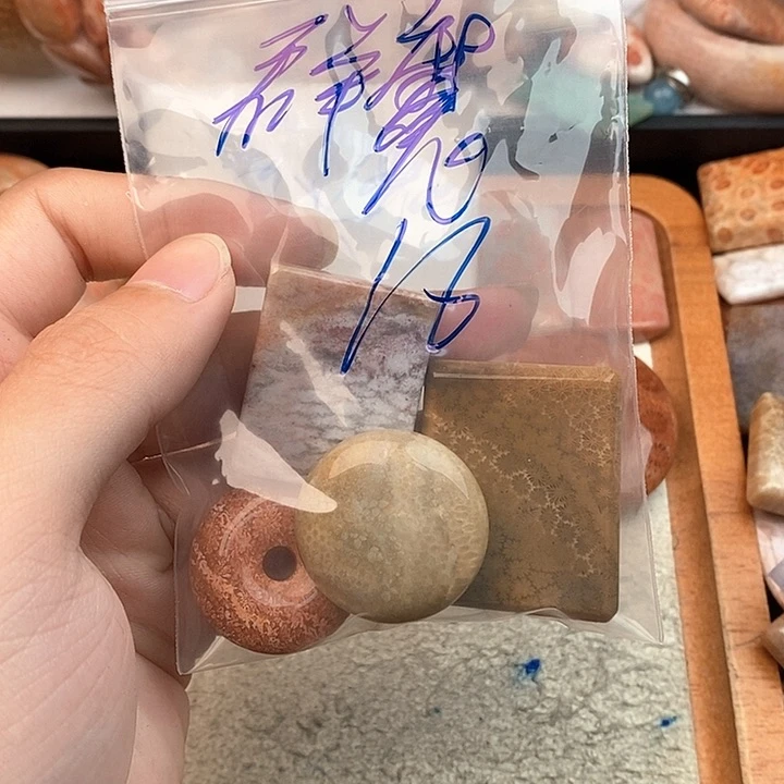 硅化玉颈饰未镶嵌群**舞