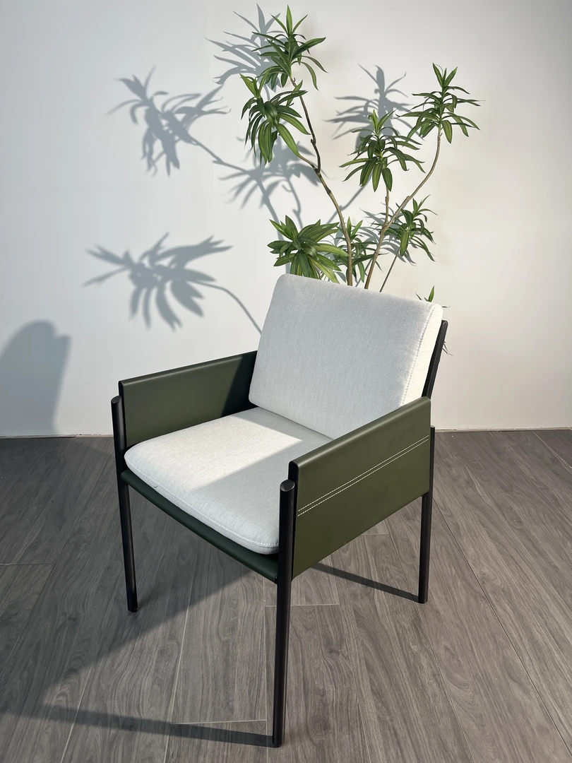 意式极简设计师马鞍真皮餐椅轻奢现代餐厅茶桌不锈钢椅子高端家用