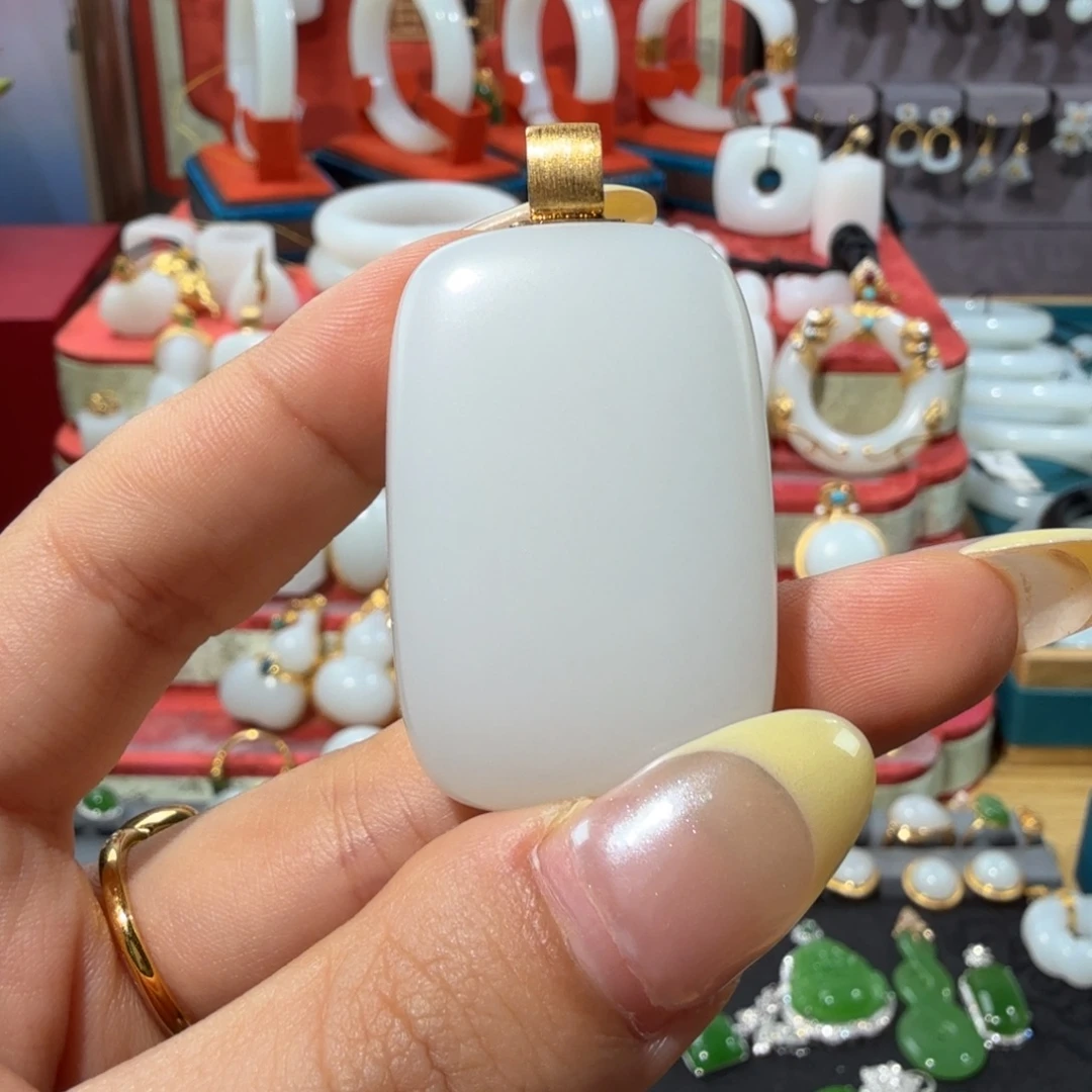 颈饰18K金镶嵌和田玉