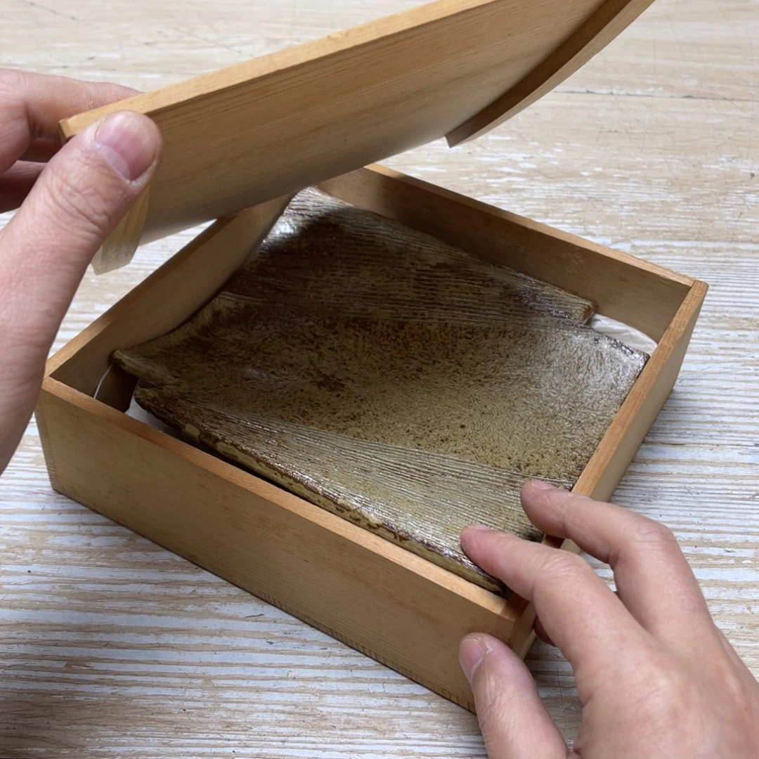 瓷片荣*密密麻麻地排列在一起的