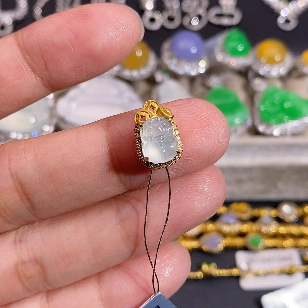 翡翠18K金镶嵌戒指