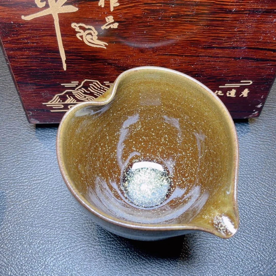 茶盏滴滴答答的声音响