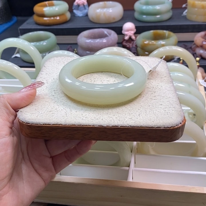 未镶嵌手镯石英岩玉草**原