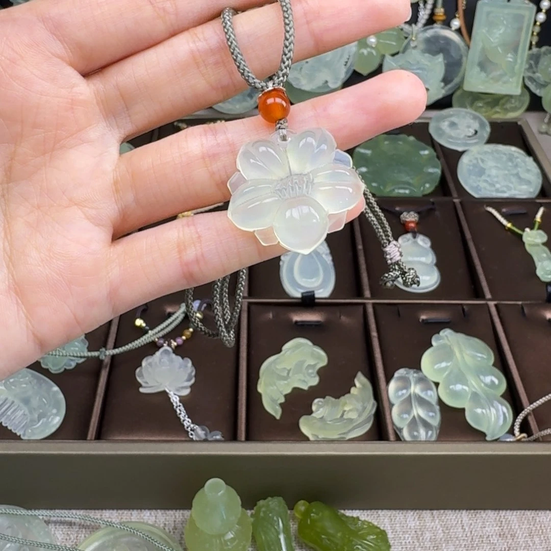 岫玉合金吊坠(赠链)默认微瑕