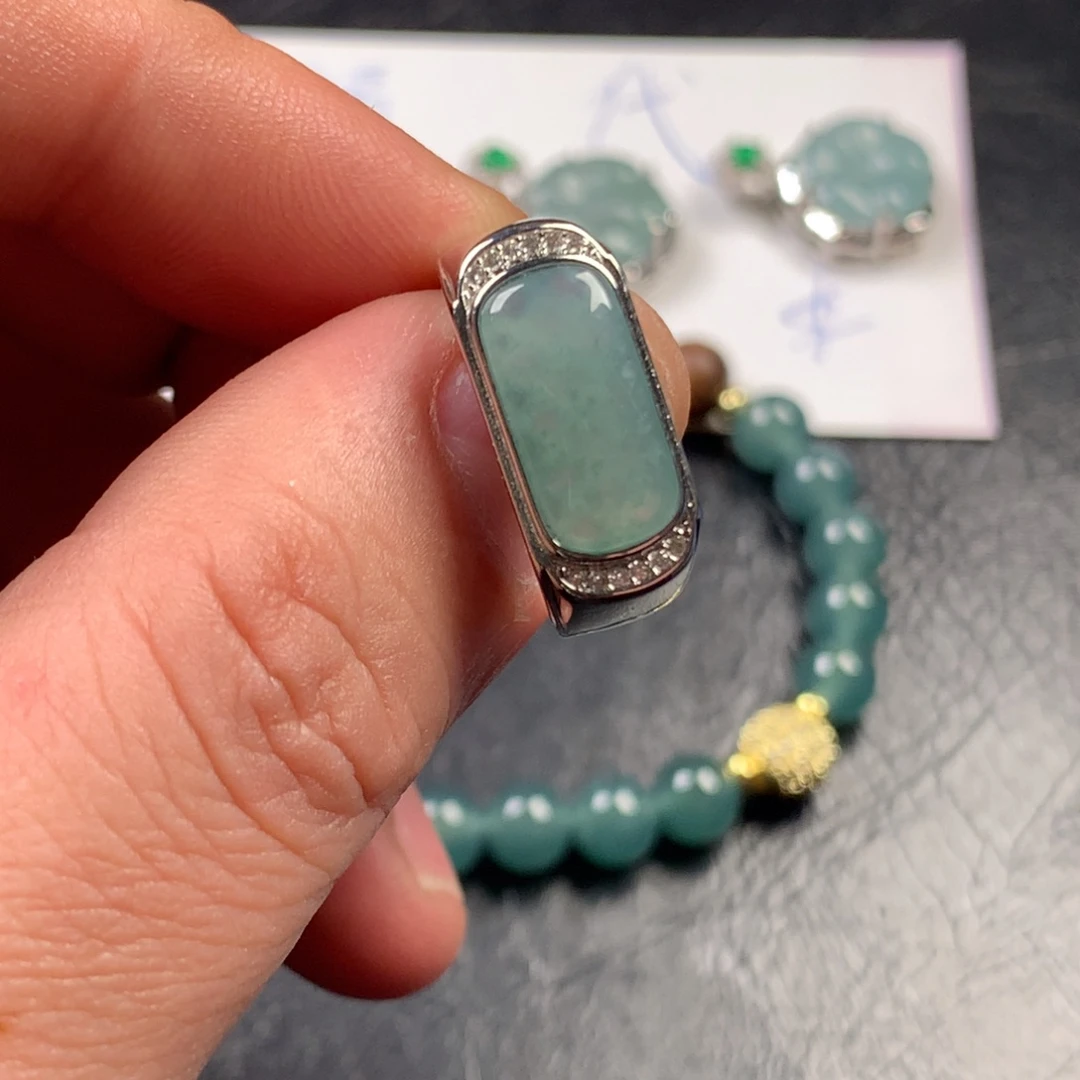 翡翠未镶嵌颈饰马鞍戒指