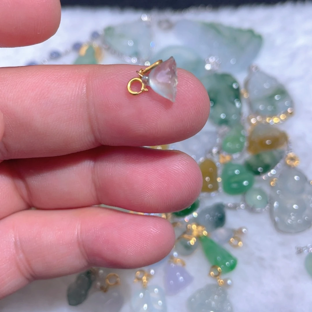 晓***拿翡翠18K金镶嵌颈饰