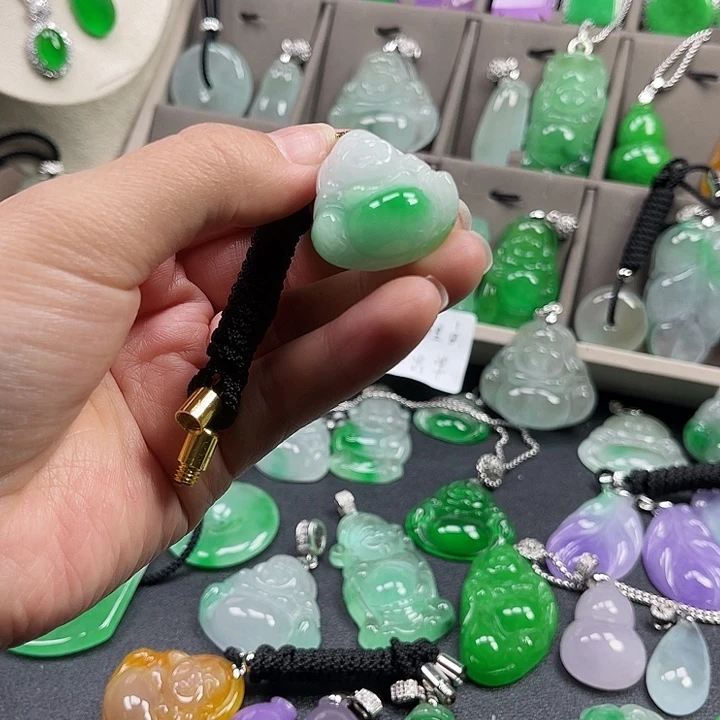 翡翠未镶嵌颈饰佛公