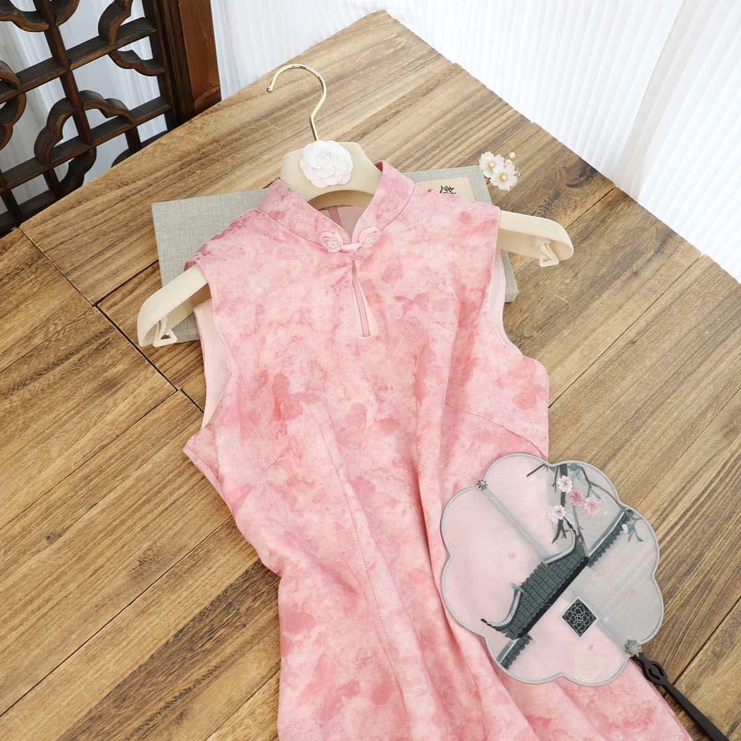 俏娘鱼2025夏季粉色素雅新中式改良无袖旗袍女新款淑女范日常可穿