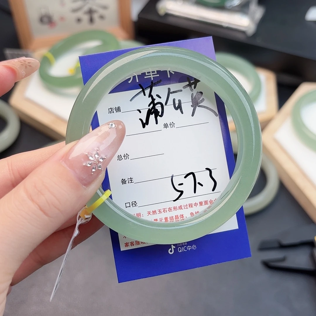 蒲****石英质玉未镶嵌手镯