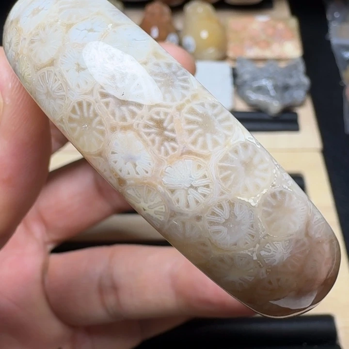 未镶嵌纯天然色有机玉石保真色硅化玉60圈口哦 粉色