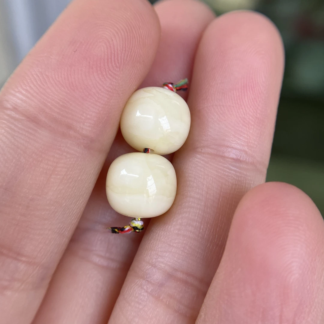 蜜蜡奶白蜡老型对珠10.0×9.0mm，品相各方面都不差，无优化