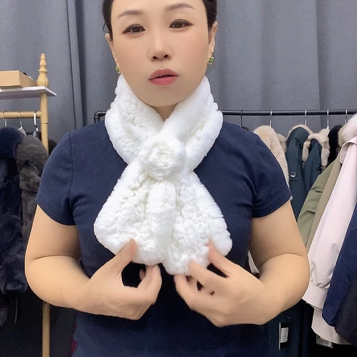 白色围巾随意搭配