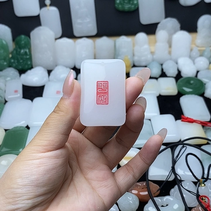 石英质玉未镶嵌颈饰小*椒