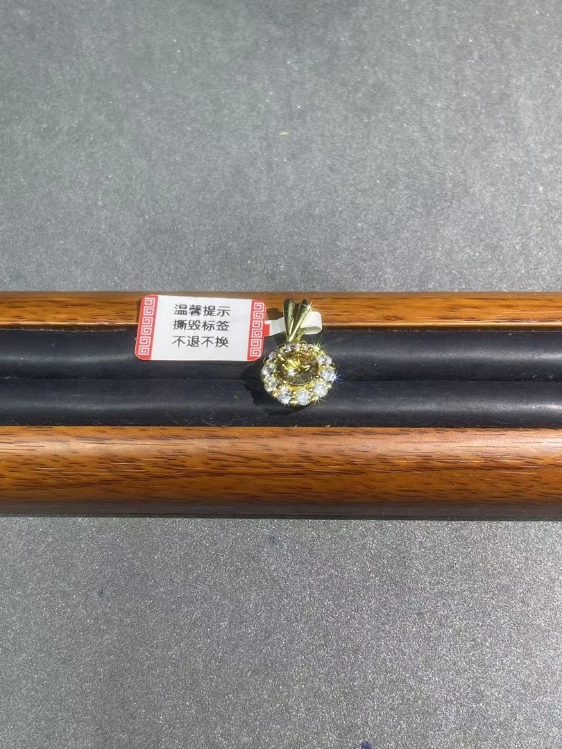 d95黄托满镶冰冰吊坠多样发