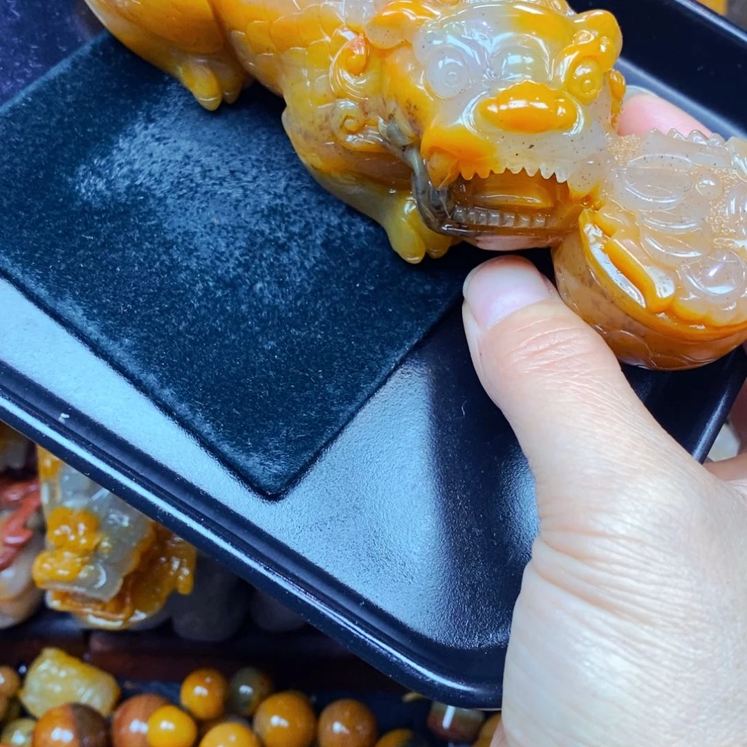 未镶嵌石英质玉（黄龙玉）颈饰