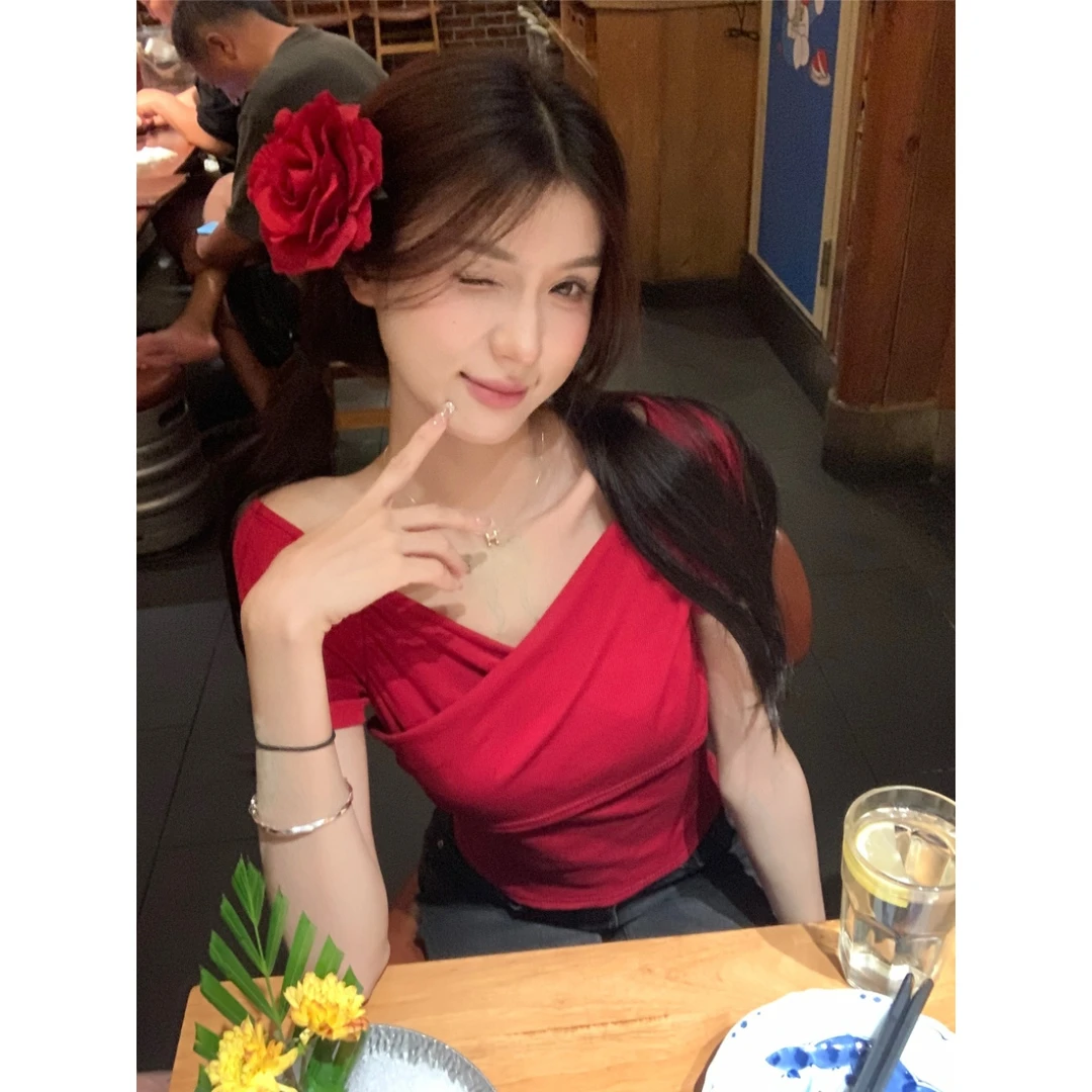 洋气愉悦红色V领一字肩短袖T恤女夏季别致风收腰气质交叉小众上衣