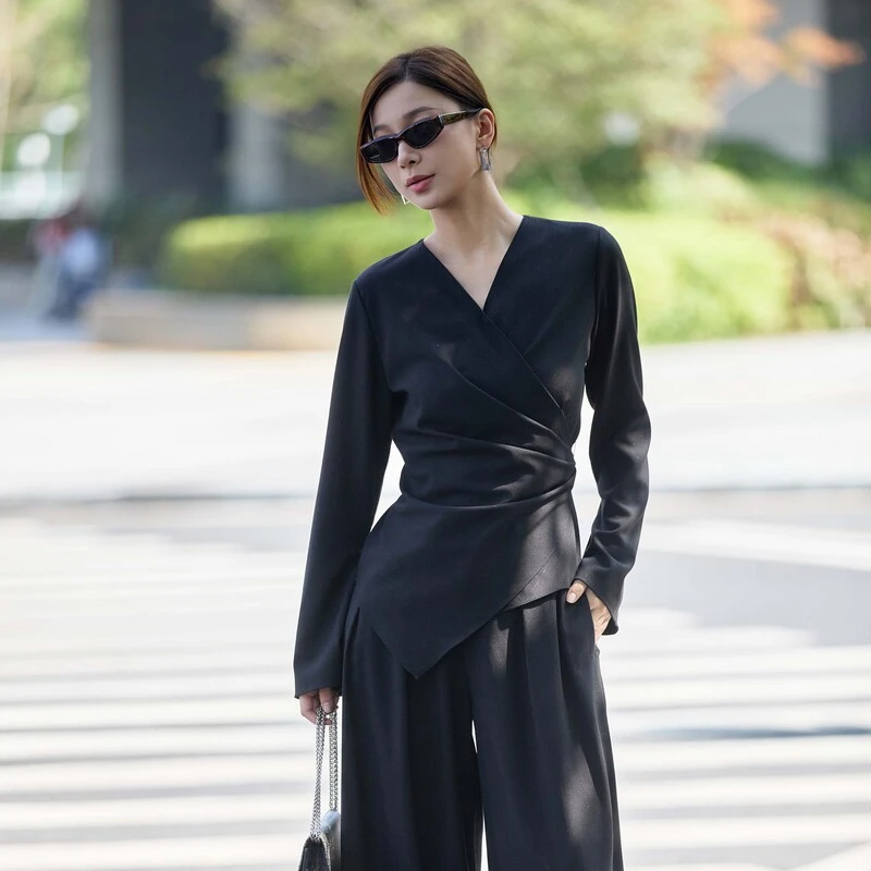 【粉丝专享】圣迪奥OL风V领暗条纹解构长袖衬衫S24380509